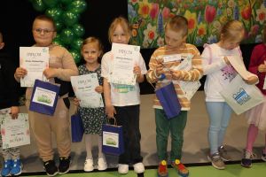 Laureaci pozują do zdjęcia (2)