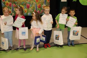 Laureaci pozują do zdjęcia (3)