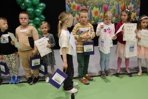 Laureaci pozują do zdjęcia (4)