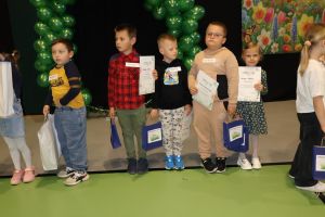 Laureaci pozują do zdjęcia (5)