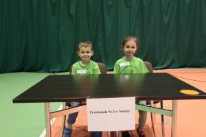Przedszkolaki pozują do zdjęcia (6)