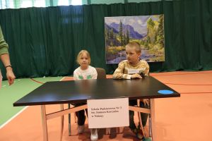 Przedszkolaki pozują do zdjęcia (9)
