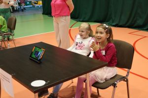 Przedszkolaki pracują przy stoliku (2)