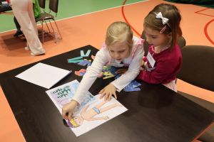 Przedszkolaki pracują przy stoliku (4)