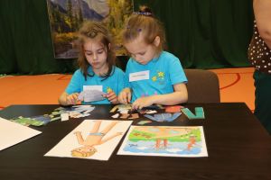 Przedszkolaki pracują przy stoliku (5)