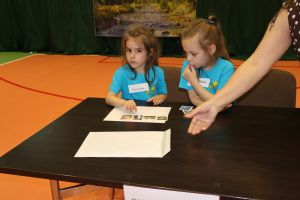 Przedszkolaki pracują przy stoliku (7)