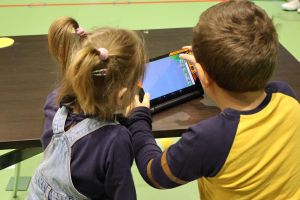 Przedszkolaki pracują przy stoliku (8)