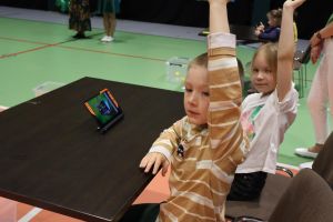 Przedszkolaki pracują przy stoliku (9)