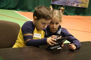 Przedszkolaki pracują przy stoliku (10)