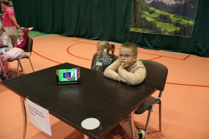 Przedszkolaki pracują przy stoliku (11)