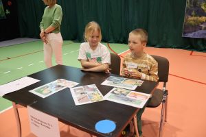 Przedszkolaki pracują przy stoliku (12)