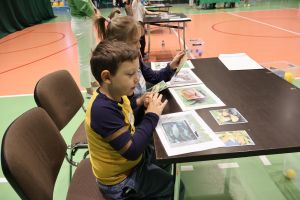 Przedszkolaki pracują przy stoliku (13)