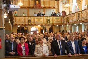 Wierni podczas mszy w kościele