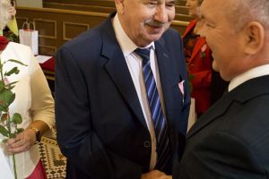 Burmistrz gratuluje jubilatowi (2)