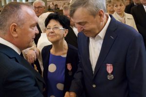 Burmistrz gratuluje jubilatowi