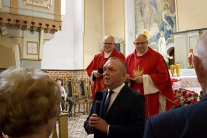 Burmistrz przemawia do jubilatów