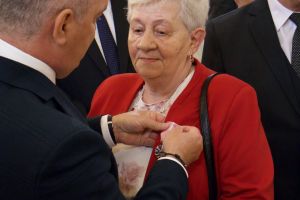 Burmistrz przypina medal (3)