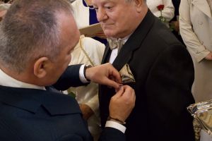Burmistrz przypina medal (9)
