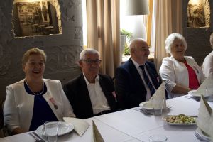Jubilaci siedzą przy stole (3)