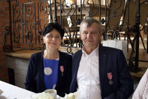 Jubilaci siedzą przy stole (4)