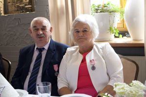 Jubilaci siedzą przy stole (5)