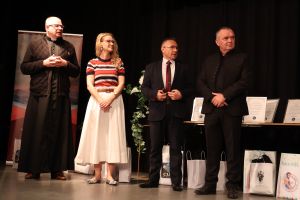 Zaproszeni goście stoją na scenie
