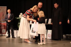 Laureatka odbiera nagrodę