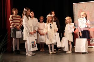 Laureatki stoją na scenie z nagrodami
