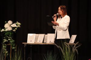 Organizatorka festiwalu przemawia ze sceny