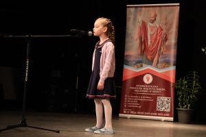 Uczestniczka festiwalu podczas występu (0)