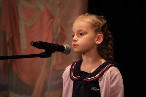 Uczestniczka festiwalu podczas występu (1)