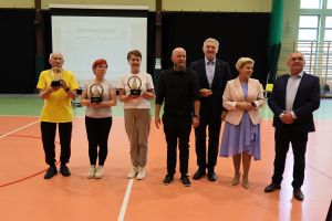 Laureaci pozują do zdjęcia