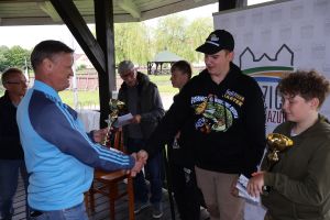 Laureaci odbierają trofea (3)