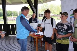 Laureaci odbierają trofea (4)