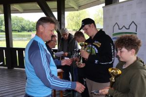 Laureaci odbierają trofea (5)