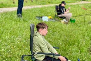 Uczestnicy zawodów podczas wędkowania (2)