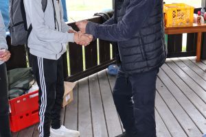 Uczestnik zawodów odbiera voucher (2)