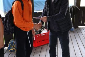 Uczestnik zawodów odbiera voucher (3)