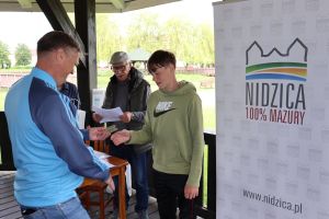 Uczestnik zawodów odbiera voucher (5)