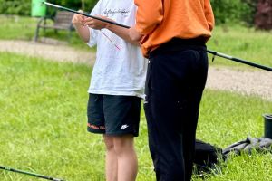 Uczestnik zawodów podczas wędkowania (12)
