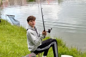 Uczestnik zawodów podczas wędkowania (2)
