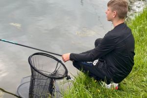 Uczestnik zawodów podczas wędkowania (3)