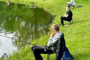 Uczestnik zawodów podczas wędkowania (8)