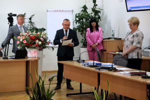 Burmistrz Nidzicy w obecności Radnych i Pracowników Urzędu dziękujący Pani Sekretarz