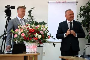 Przewodniczący Rady Miejskiej wraz z Burmistrzem Nidzicy przed wręczeniem kwiatów Pani Sekretarz