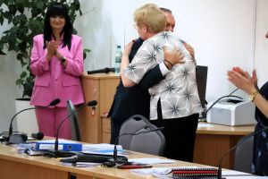 Burmistrz Nidzicy w pożegnalnym uścisku z Panią Sekretarz