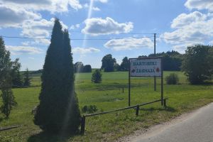 Znak "Bartoszki Żegnają" w miejscowości Bartoszki