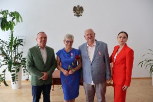 Para Jubilatów z Burmistrzem Nidzicy i Z-cą Kierownika Urzędu Stanu Cywilnego