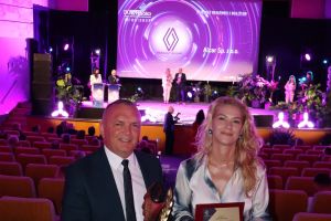 Jacek Kosmala - Burmistrz Nidzicy i Joanna Dobroń - Dyrektor Centrum Usług Wspólnych ze statuetkami