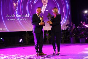 Jacek Kosmala - Burmistrz Nidzicy odbierający nagrodę podczas IX kongresu przyszłości